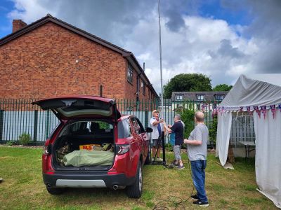 Peter G4WLI's car supporting the mast
